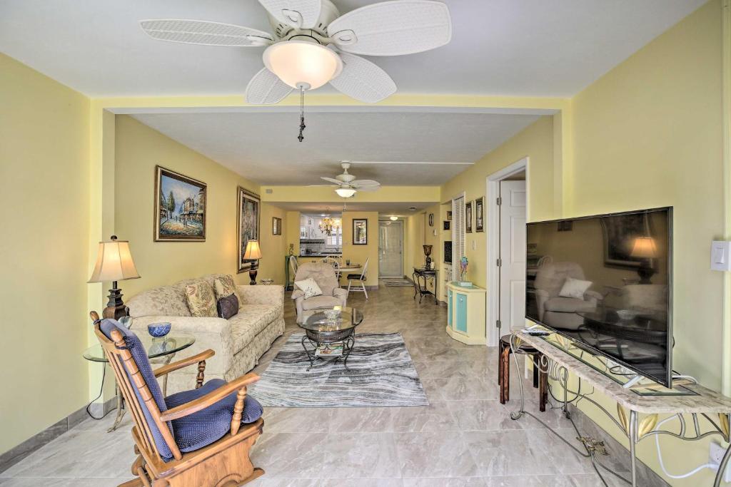 Cheery Condo with Pool Access 2 Miles to Golf! - image 6