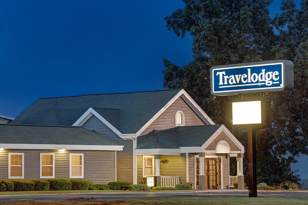 Travelodge by Wyndham Iowa City - image 2