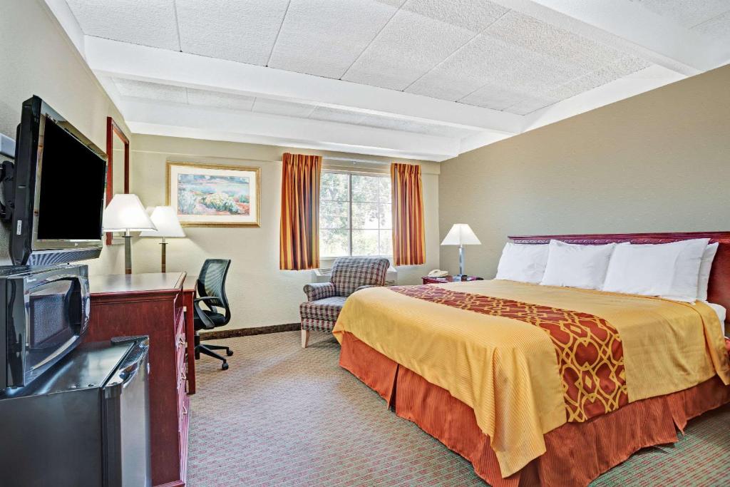 Travelodge by Wyndham Iowa City - image 7