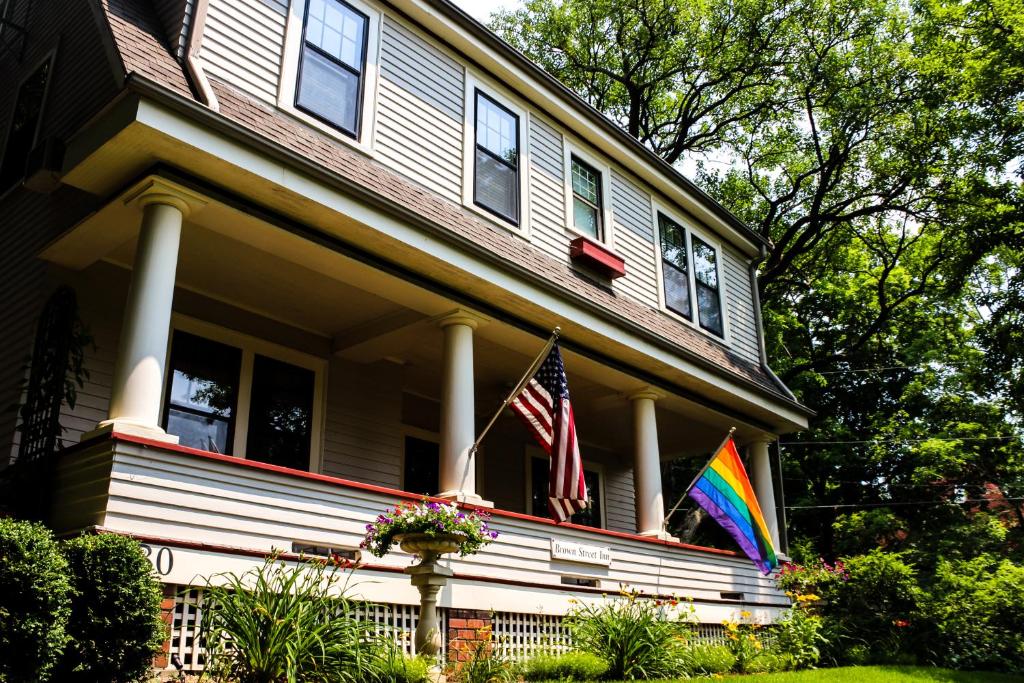 Brown Street Inn Bed and Breakfast - image 3