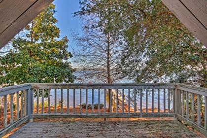 Rustic Escape on Lake Murray with Fire Pit and Balcony - image 2