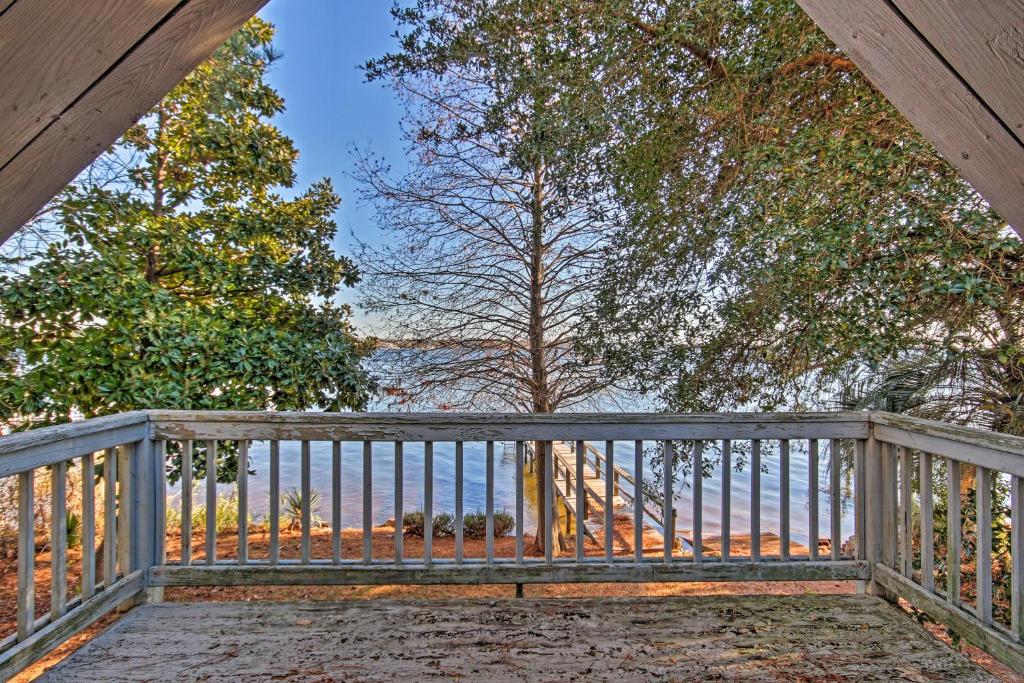 Rustic Escape on Lake Murray with Fire Pit and Balcony - image 2