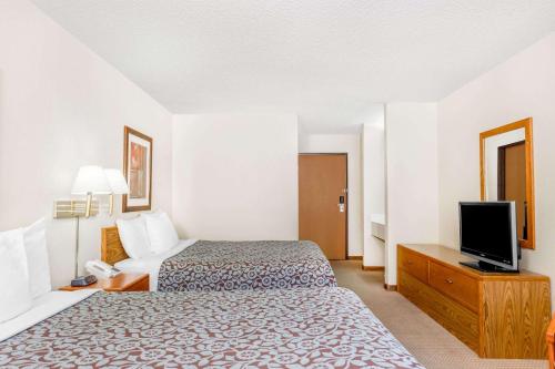 Days Inn by Wyndham Iron Mountain - image 5