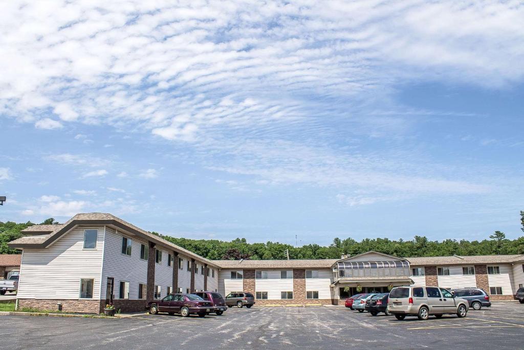 Econo Lodge Inn & Suites - main image