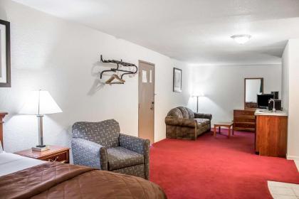 Econo Lodge Inn & Suites - image 14