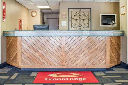 Econo Lodge Inn & Suites - image 5