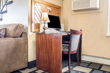 Econo Lodge Inn & Suites - image 7