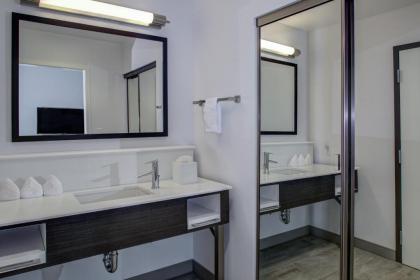 Hampton Inn & Suites Irvine/Orange County Airport - image 12