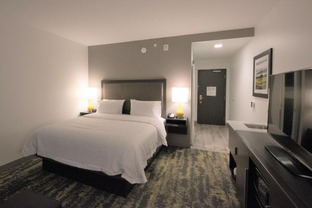 Hampton Inn & Suites Irvine/Orange County Airport - image 4