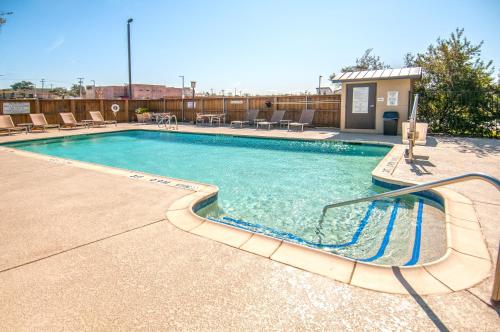 Fairfield Inn & Suites by Marriott Dallas DFW Airport South/Irving - image 2