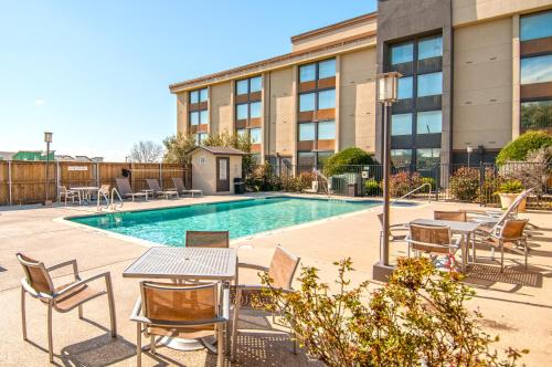 Fairfield Inn & Suites by Marriott Dallas DFW Airport South/Irving - image 3