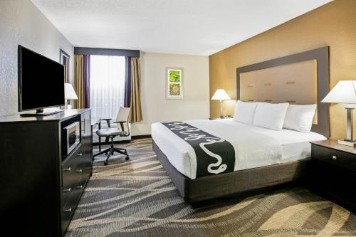 La Quinta by Wyndham Dallas - Las Colinas - image 3