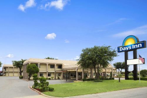 Days Inn by Wyndham Dallas Irving - main image