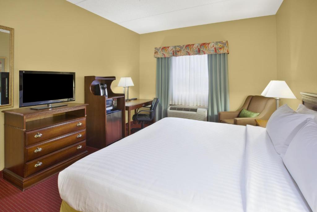 Holiday Inn Express Irwin-PA Turnpike Exit 67 an IHG Hotel - image 2