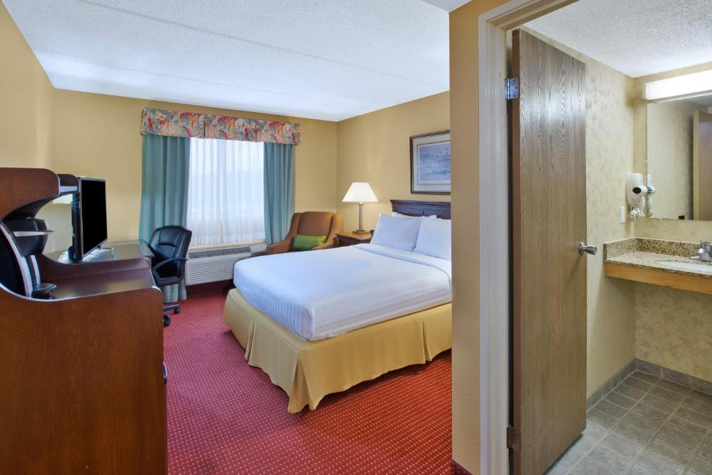 Holiday Inn Express Irwin-PA Turnpike Exit 67 an IHG Hotel - image 6