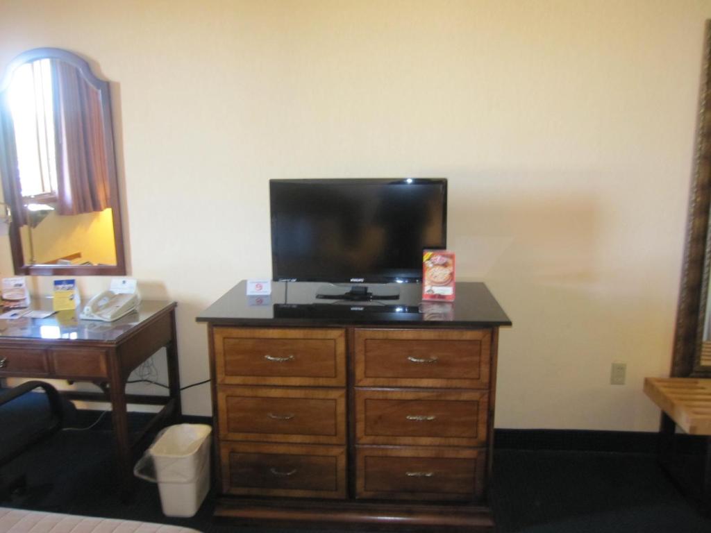 Best Western University Inn - image 6