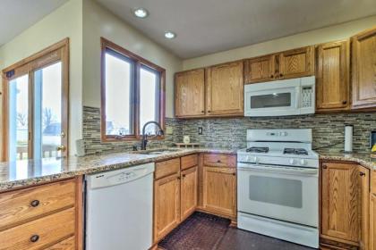 Home with Bar - Mins to Olcott Lake and Wineries! - image 12