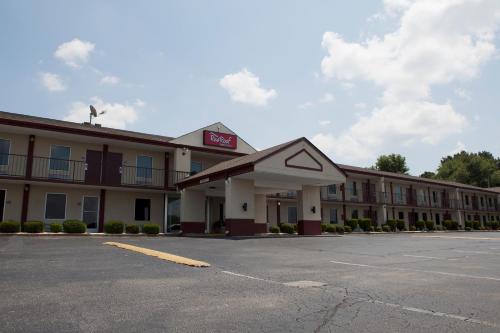 Red Roof Inn & Suites Jackson TN - main image