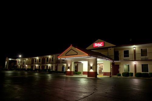 Red Roof Inn & Suites Jackson TN - image 2