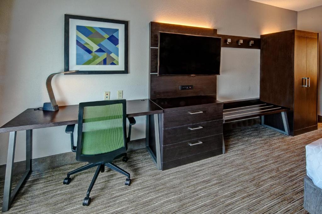 Holiday Inn Express Hotel & Suites Jackson Northeast an IHG Hotel - image 3