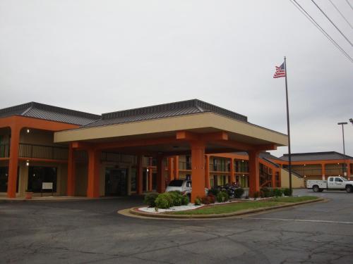 Econo Lodge Inn and Suites - Jackson - main image