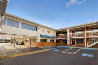 Days Inn by Wyndham Jacksonville NC - image 1