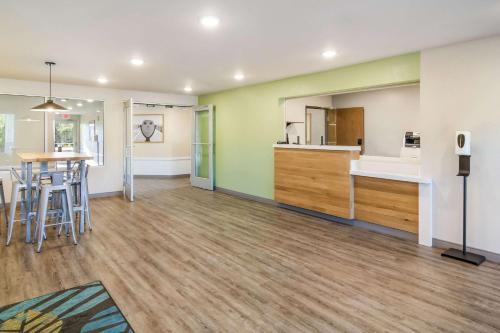 WoodSpring Suites Jacksonville Campfield Commons - image 4