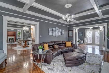 Luxurious Mansion in historic Springfield!!! - image 9