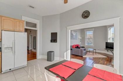 Bright & spacious apt - very pet friendly! - image 5