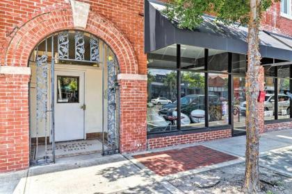 Airy apartment in historic Springfield - image 18