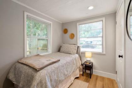 Adorable 2 BR Tiny Home in Historic San Marco! - image 11