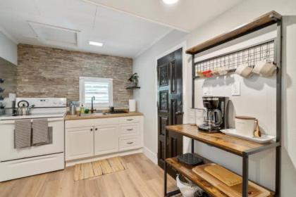 Adorable 2 BR Tiny Home in Historic San Marco! - image 9