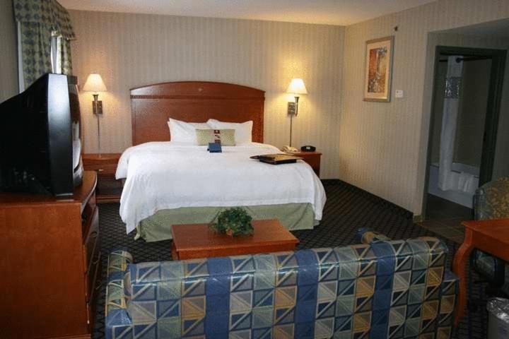 Hampton Inn and Suites Jamestown - image 6