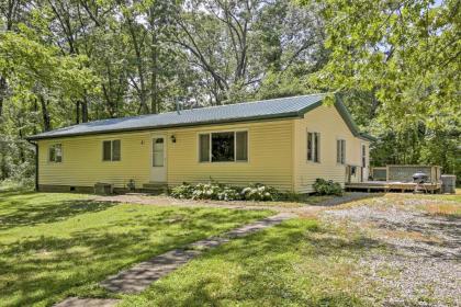 Shakamak Getaway   Cozy Jasonville Cabin with Deck Indiana