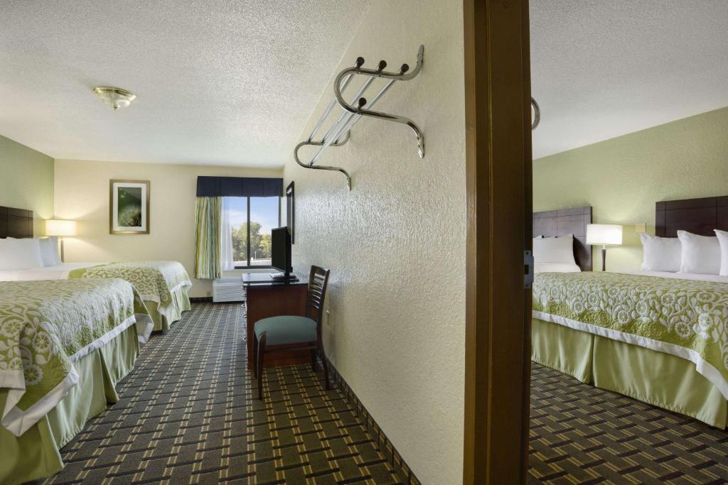 Days Inn by Wyndham Jasper - image 3