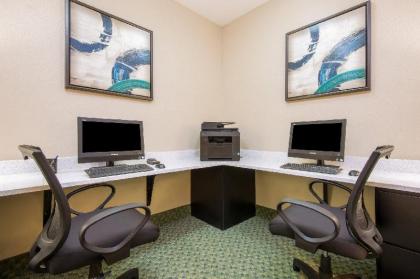 Candlewood Suites Jefferson City - image 17