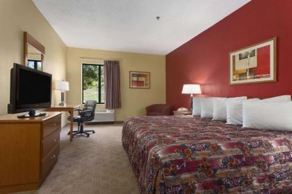 Days Inn by Wyndham Jefferson City - image 3