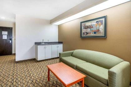 Quality Inn & Suites - Jefferson City - image 15