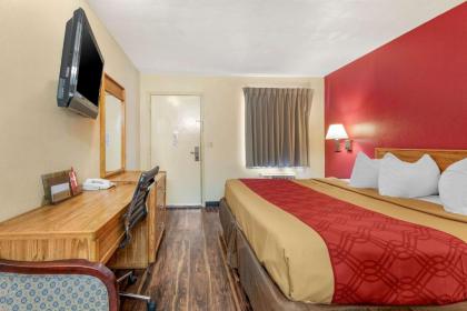 Econo Lodge - image 3