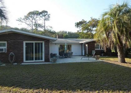 A BEACHFRONT PALM HOUSE by Jekyll Realty - image 9