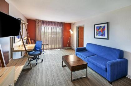 Holiday Inn Express Hotel and Suites Jenks an IHG Hotel - image 11