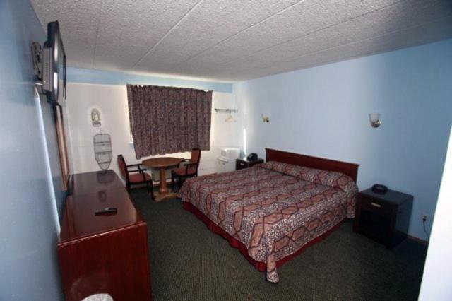 Meadowbrook Motor Lodge - image 2