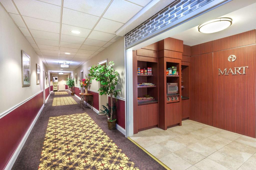 Ramada by Wyndham Jersey City - image 6