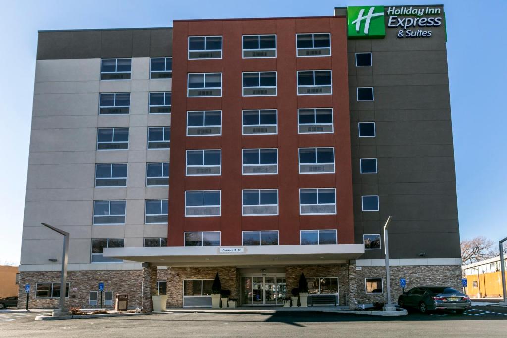 Holiday Inn Express & Suites Jersey City North - Hoboken an IHG Hotel - main image