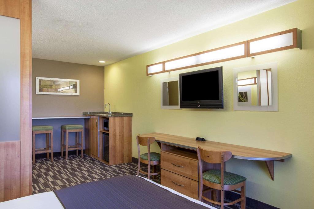 Microtel Inn & Suites by Wyndham Johnstown - image 3