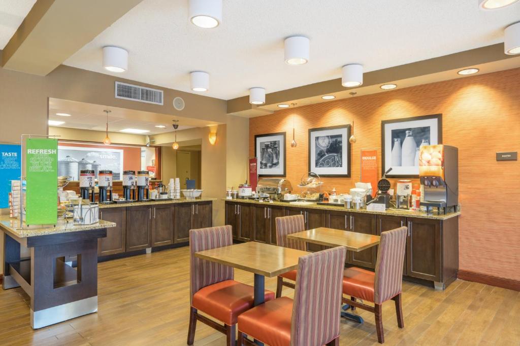 Hampton Inn Jonesboro - image 2