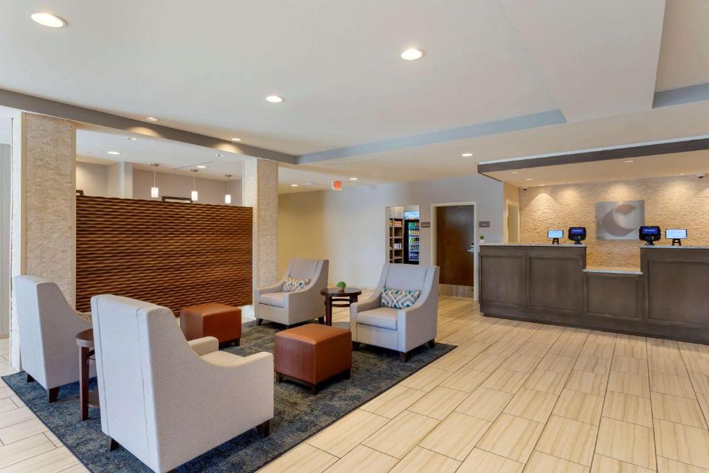 Comfort Inn - image 2