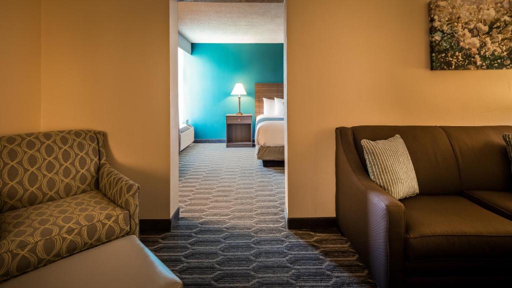 Best Western Plus Yadkin Valley Inn & Suites - image 3