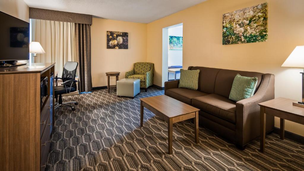 Best Western Plus Yadkin Valley Inn & Suites - image 4