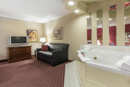 Econo Lodge Inn & Suites Joplin - image 15